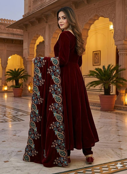 Luxurious 9000 Velvet Kurti Pant Set with Embroidered Dupatta