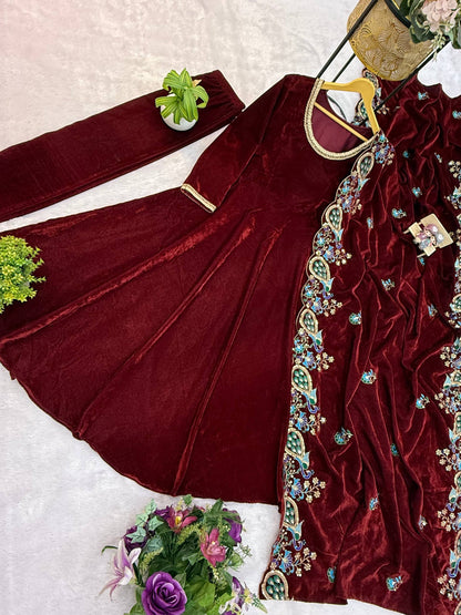 Luxurious 9000 Velvet Kurti Pant Set with Embroidered Dupatta