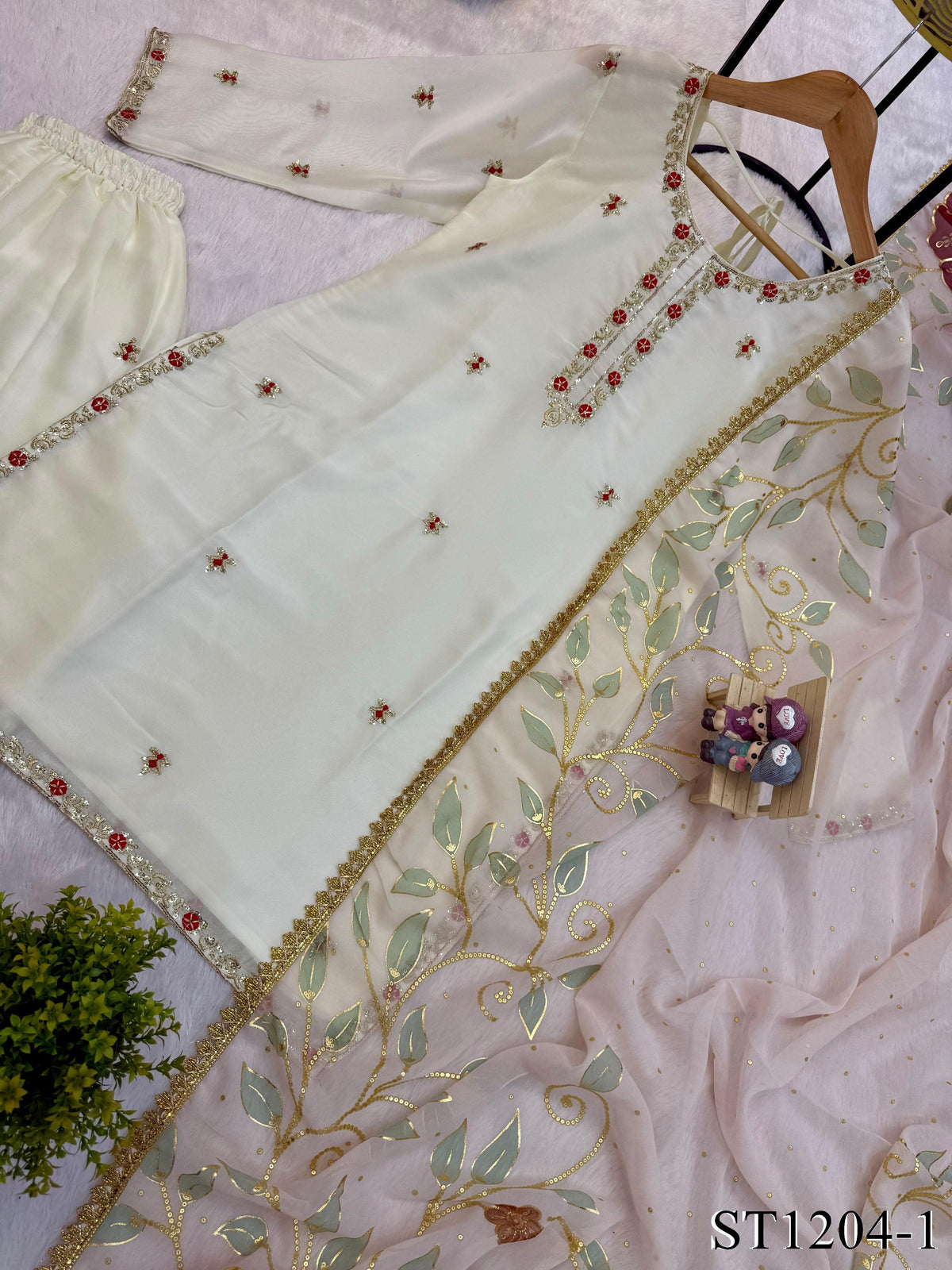 Beautifull Faux Georgette Embroidery Work Kurti Pent